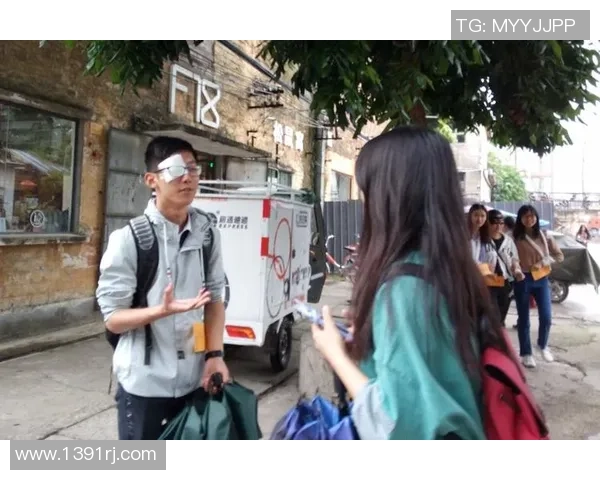 超级足球明星化身普通路人街头挑战引发热议与欢笑 超级足球明星化身普通路人街头挑战引发热议与欢笑